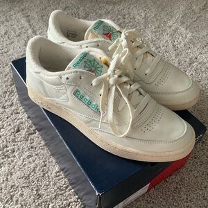 Reebok vintage tennis shoes! Gently worn, box included!